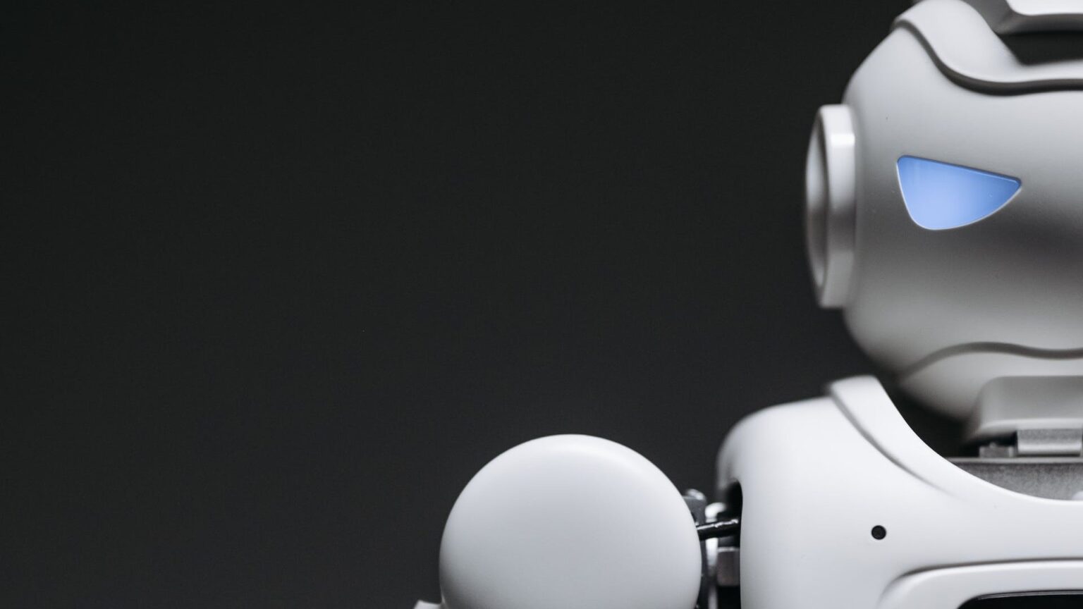 Ein weißer Roboter in Nahaufnahme vor schwarzem Hintergrund