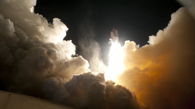 Ein Space Shuttle beim Start