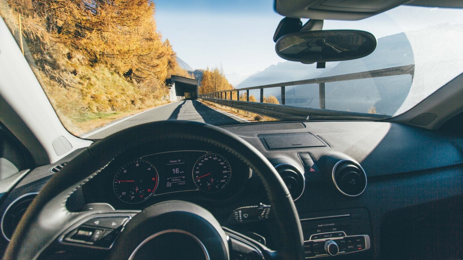 Ein Auto fährt autonom über eine enge Bergstraße