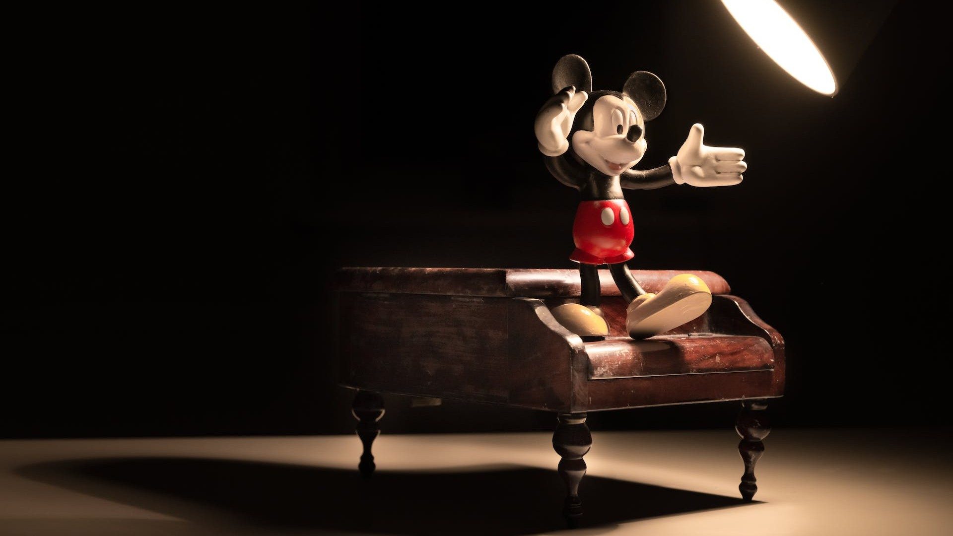 Mickey Maus steht auf einem alten Sekretär