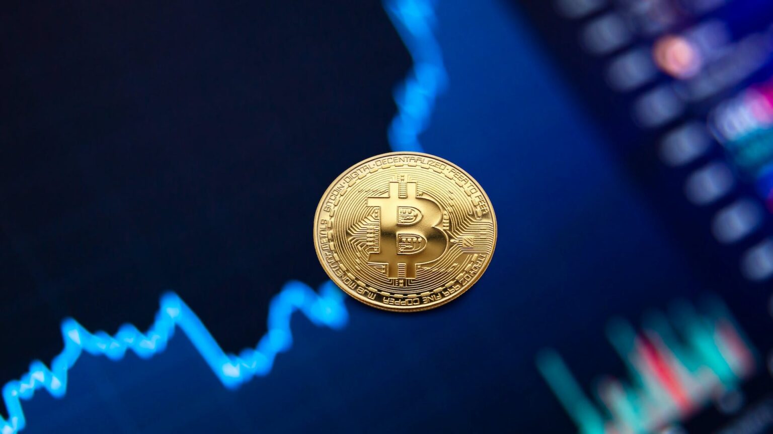 Ein Bitcoin, im Hintergrund ein steigender Kurschart