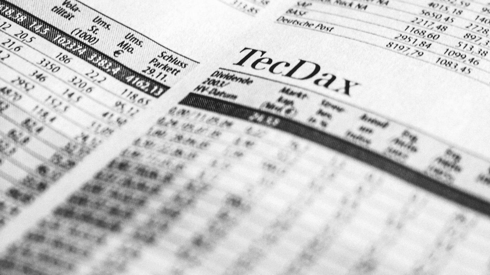 Schriftzug "TecDAX" in einer Finanzzeitung in Nahaufnahme