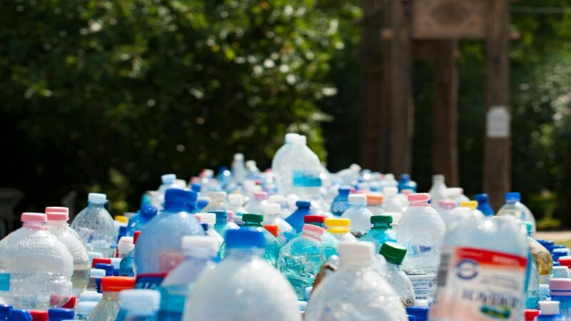 Leere Plastikflaschen stapeln sich aufeinander