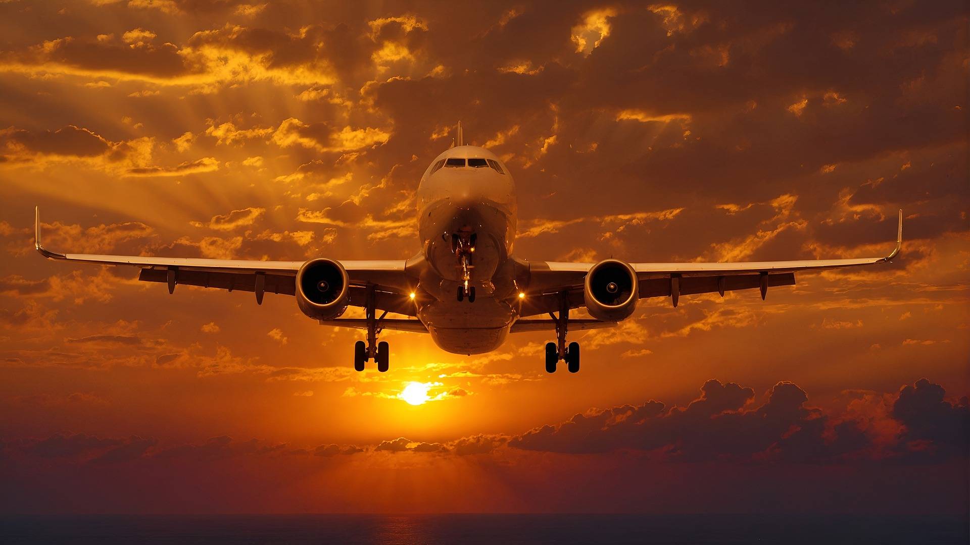 Ein Flugzeug startet in den Sonnenuntergang