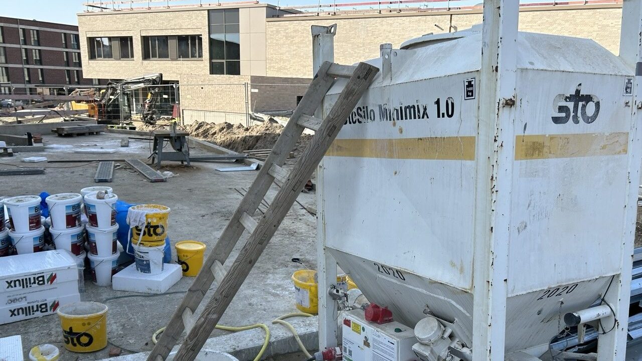 Das Logo des Baukonzerns Sto auf verschiedenen Baustellengeräten