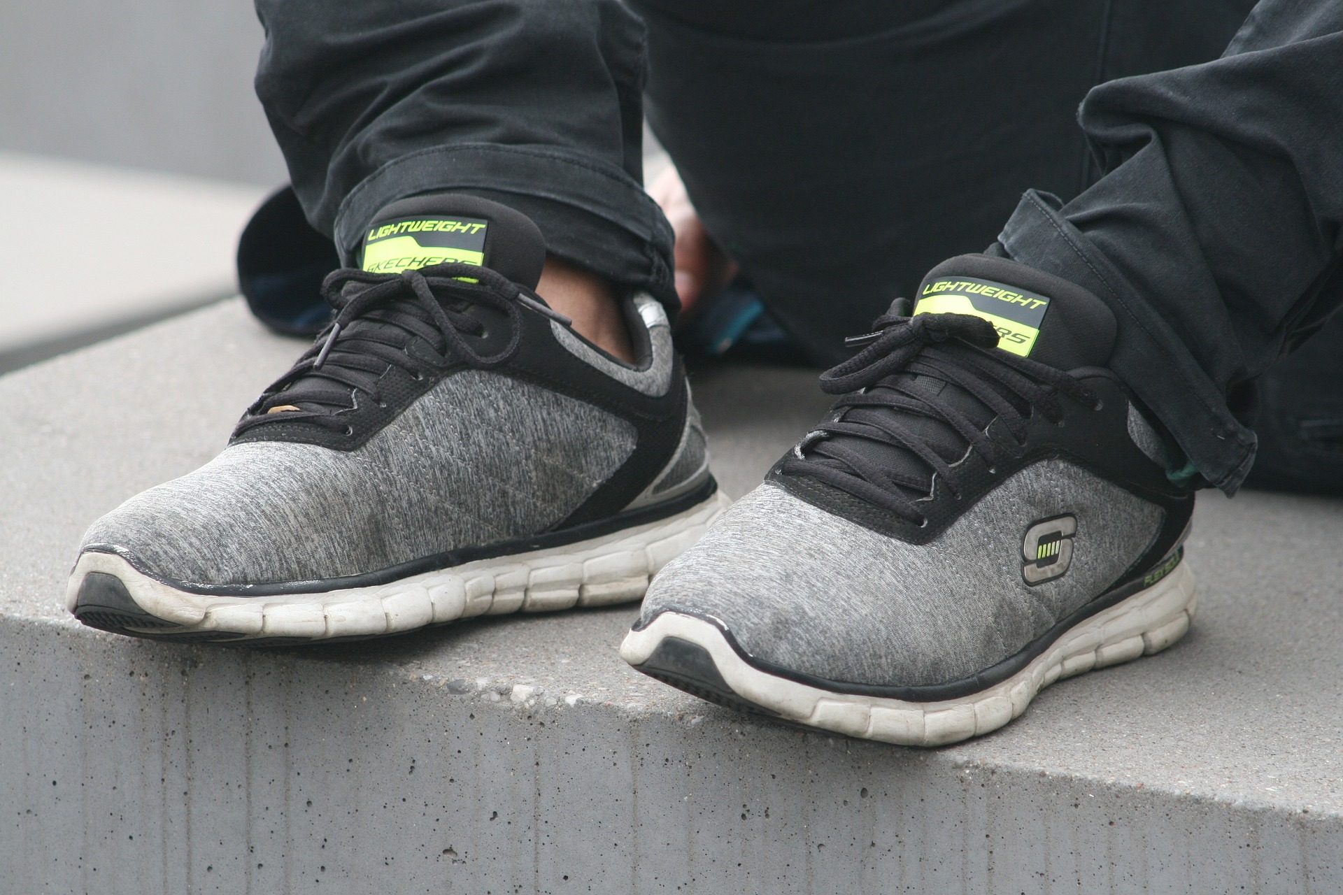 Nahaufnahme von grauen Skechers-Sneakers