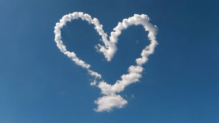 Ein Herz aus Wolken am blauen Himmel