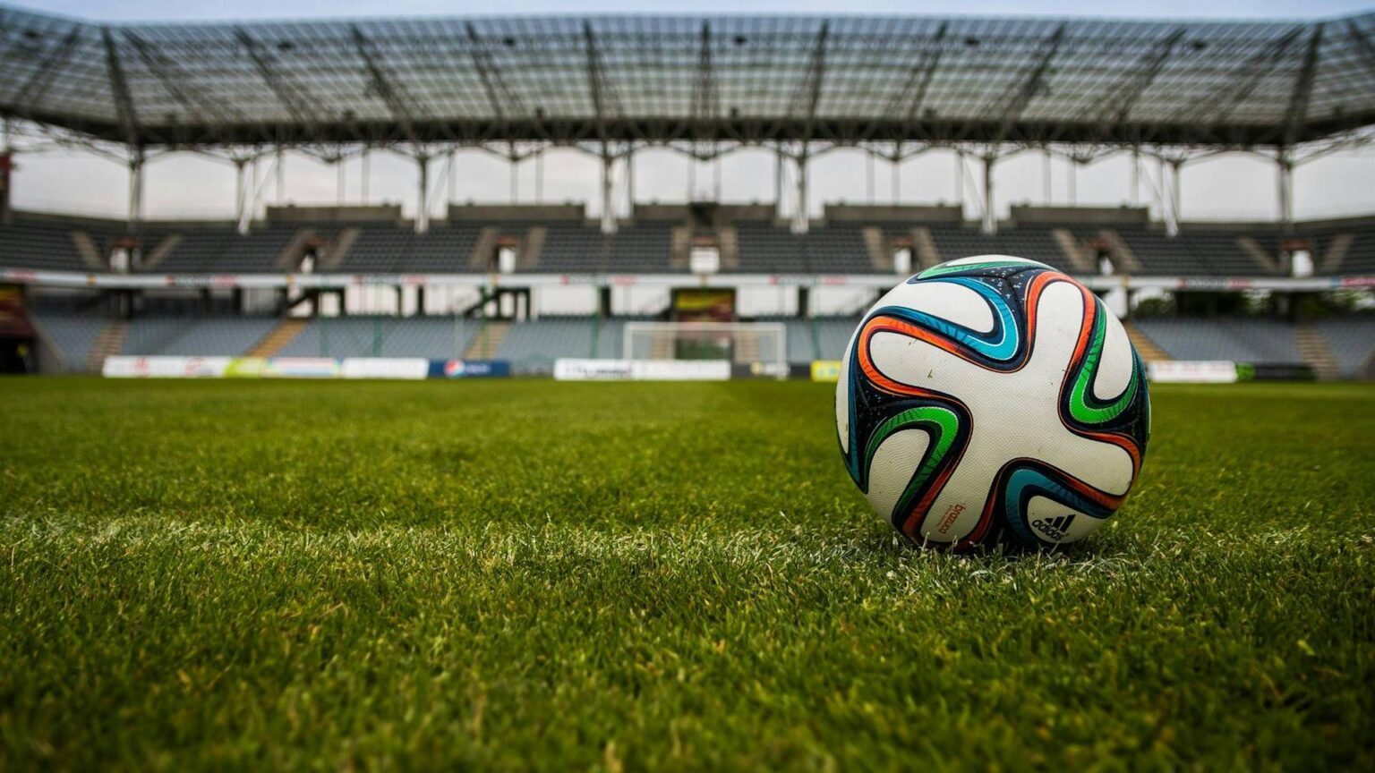 Ein Brazuca-Fußball von Adidas in Nahaufnahme