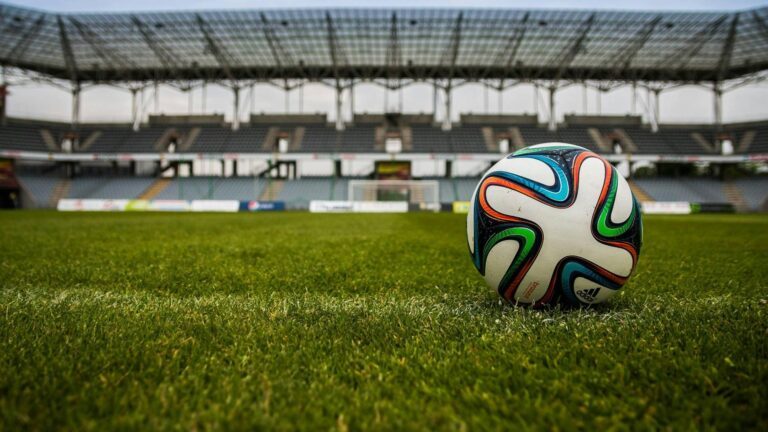 Ein Brazuca-Fußball von Adidas in Nahaufnahme