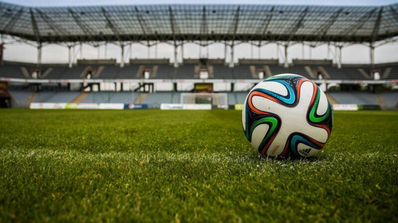 Ein Brazuca-Fußball von Adidas in Nahaufnahme