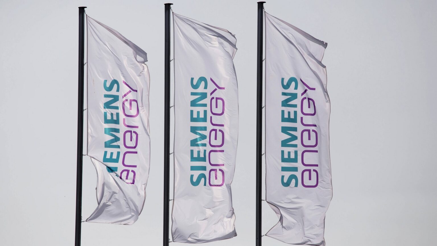 Drei Flaggen mit dem Logo von Siemens Energy