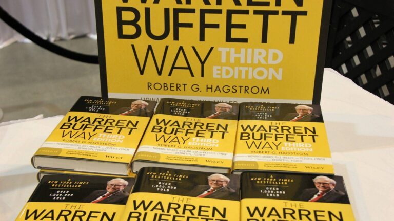 Mehrere Exemplare des Buchs "The Warren Buffett Way"