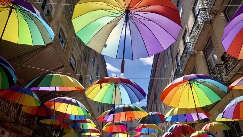 Die Pink Street in Lissabon mit ihren zahlreichen bunten Regenschirmen