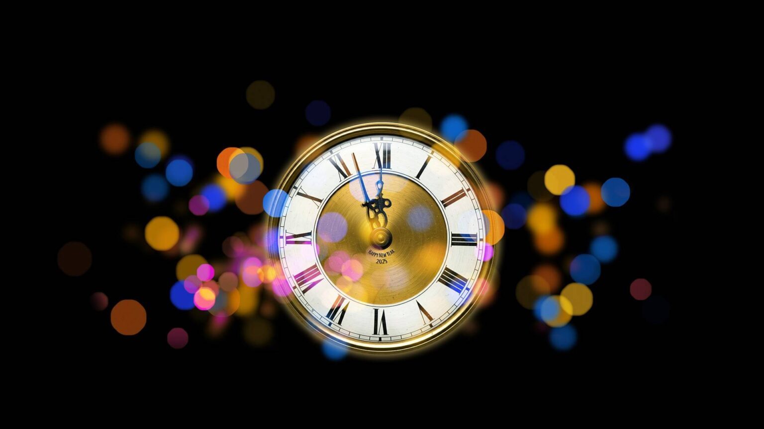 Die Zeit tickt: Eine goldene Uhr zeigt nur noch wenige Minuten bis Mitternacht und Neujahr