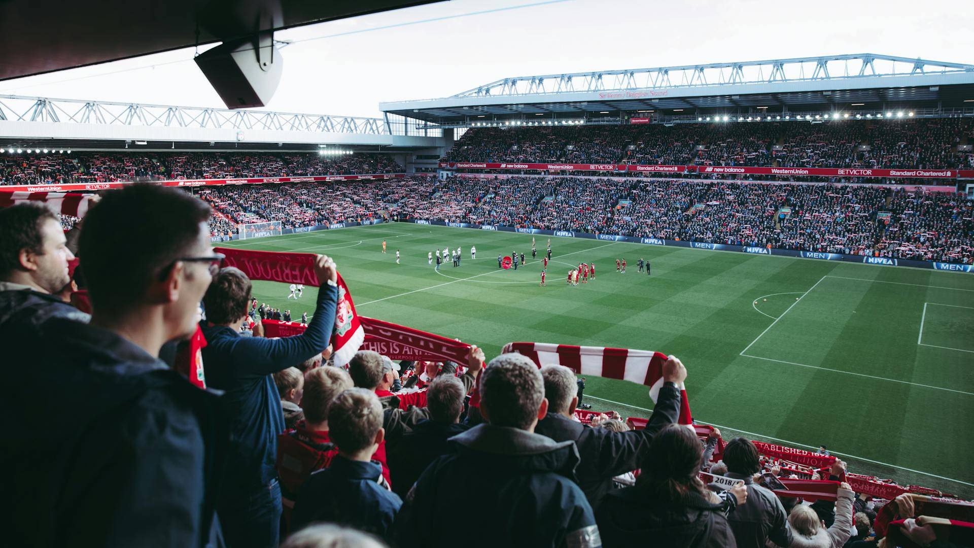 Fußballfans sehen an der Anfield Road ein Spiel des F.C. Liverpool