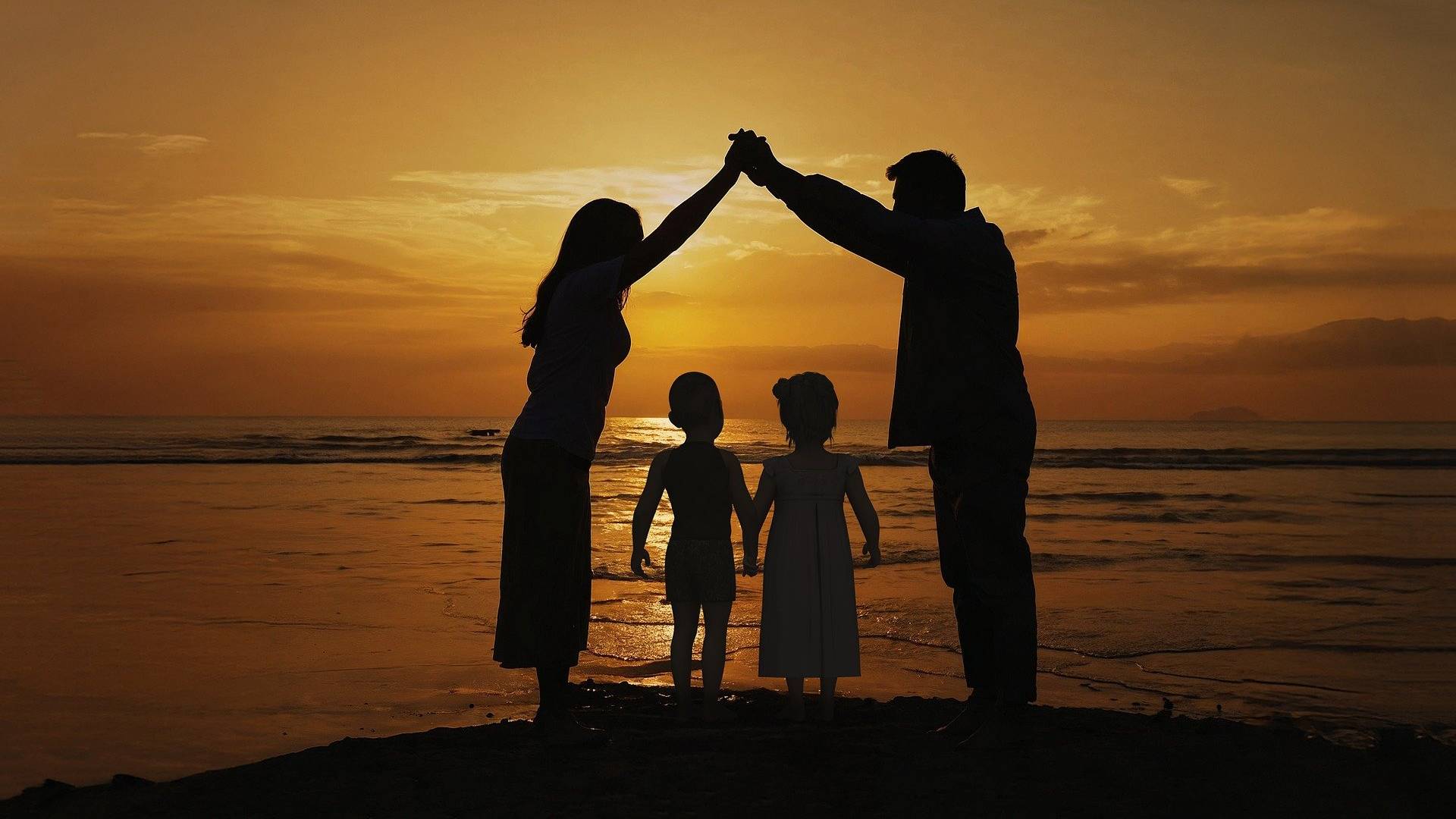 Eine Familie mit Eltern und zwei Kindern am Strand