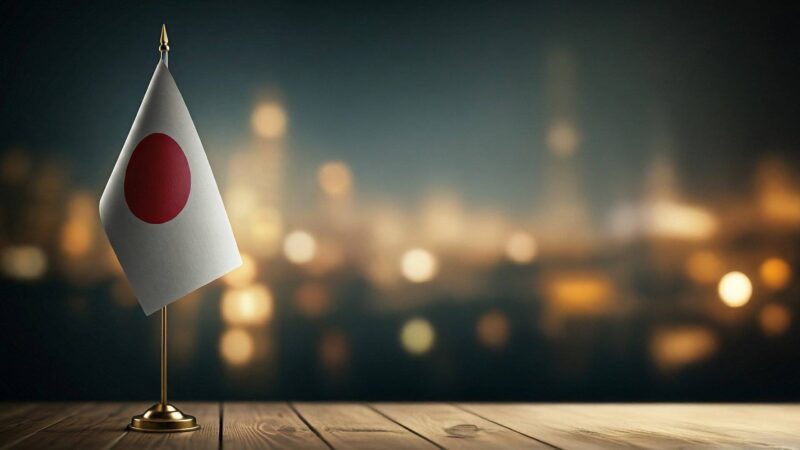 Eine kleine japanische Flagge auf einem Holztisch