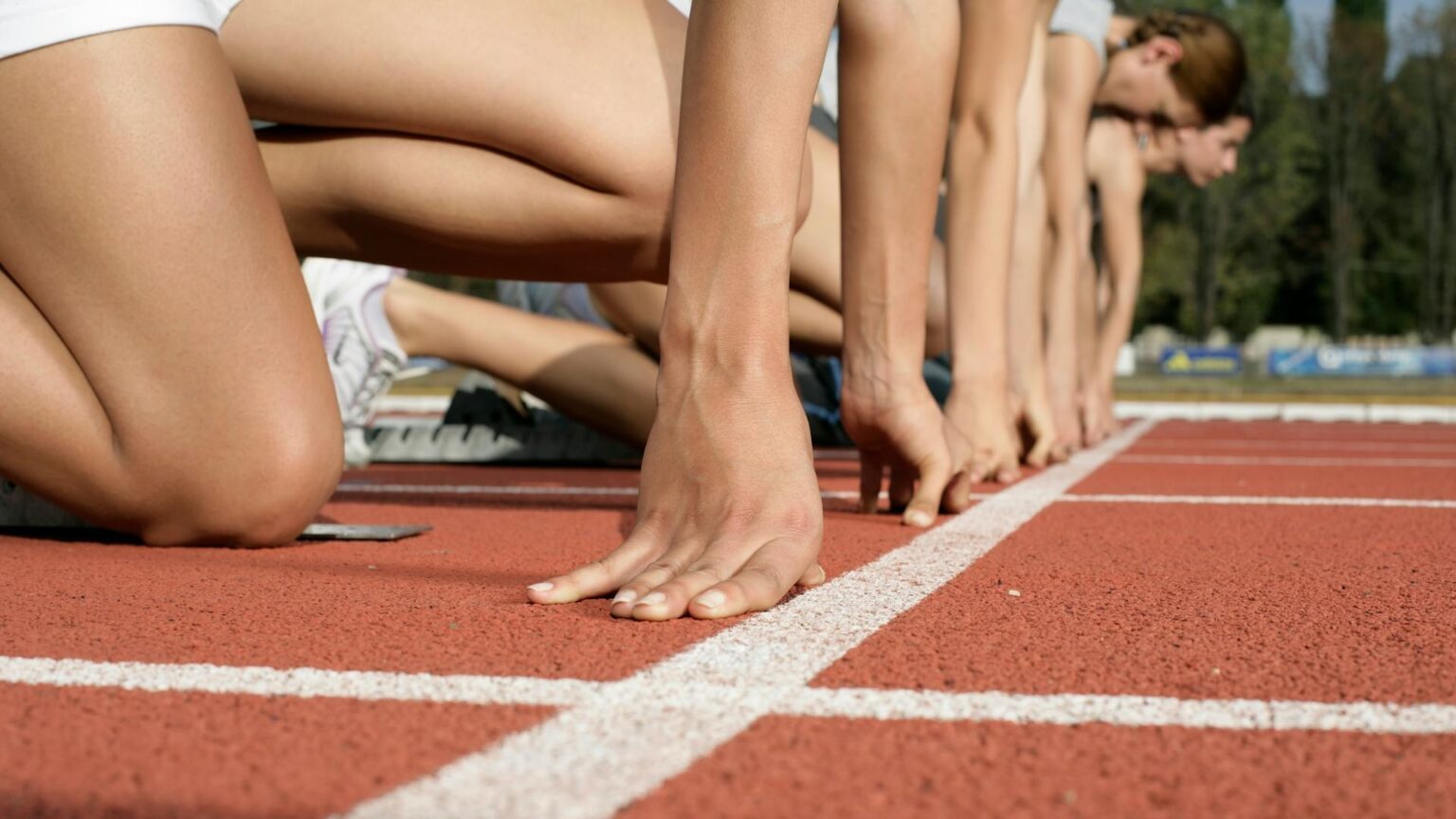Athletinnen warten an der Startlinie eines Sprintrennens auf den Startschuss