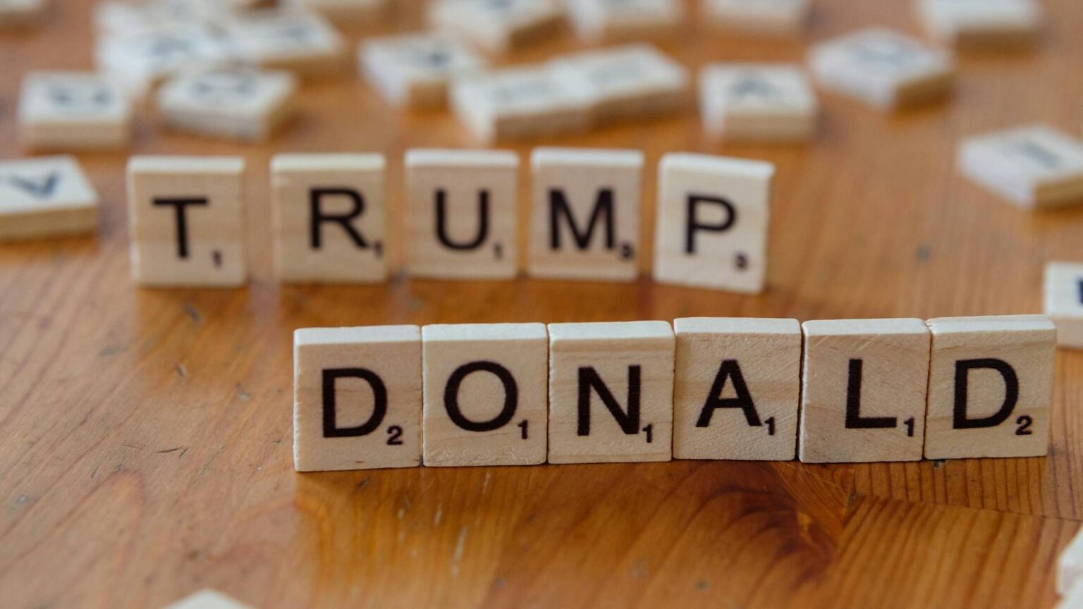 Scrabble-Steinchen buchstabieren den Namen des US-Präsidenten Donald Trump