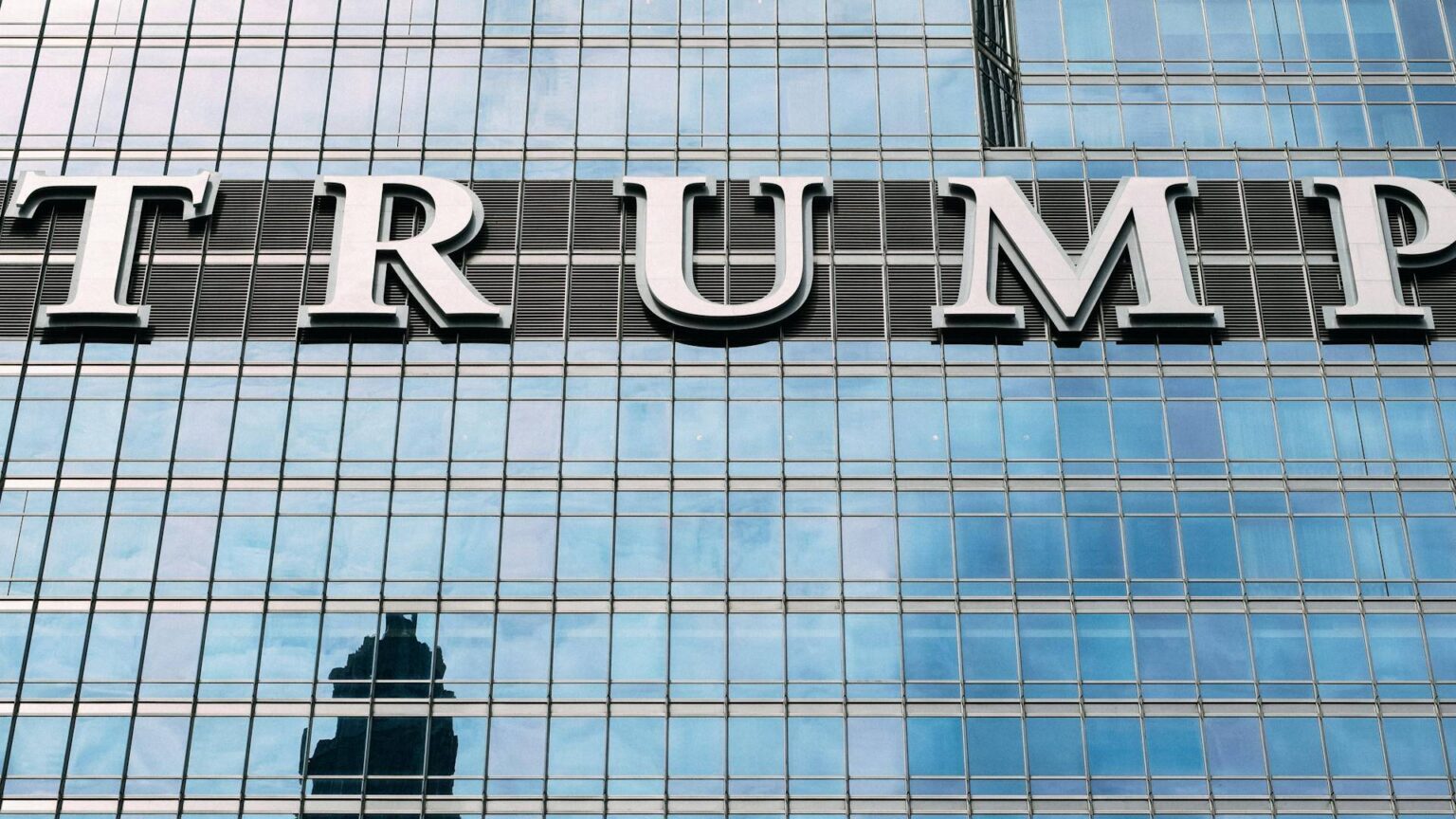 Der Schriftzug "Trump" an der Glasfassade des Trump Tower