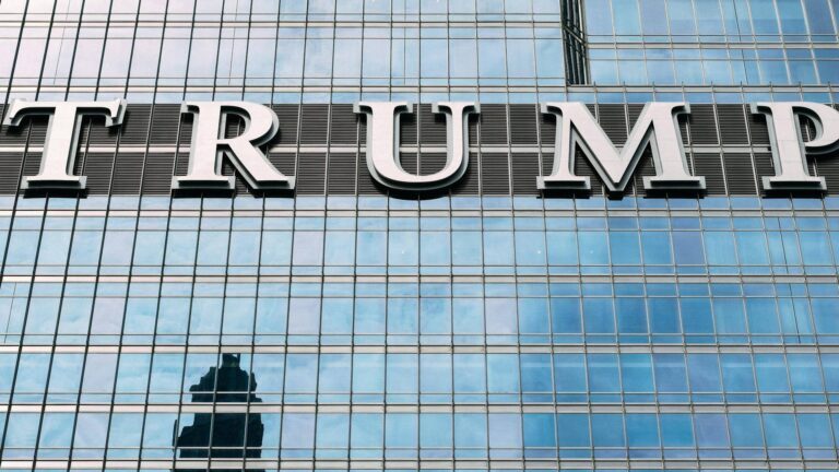 Der Schriftzug "Trump" an der Glasfassade des Trump Tower