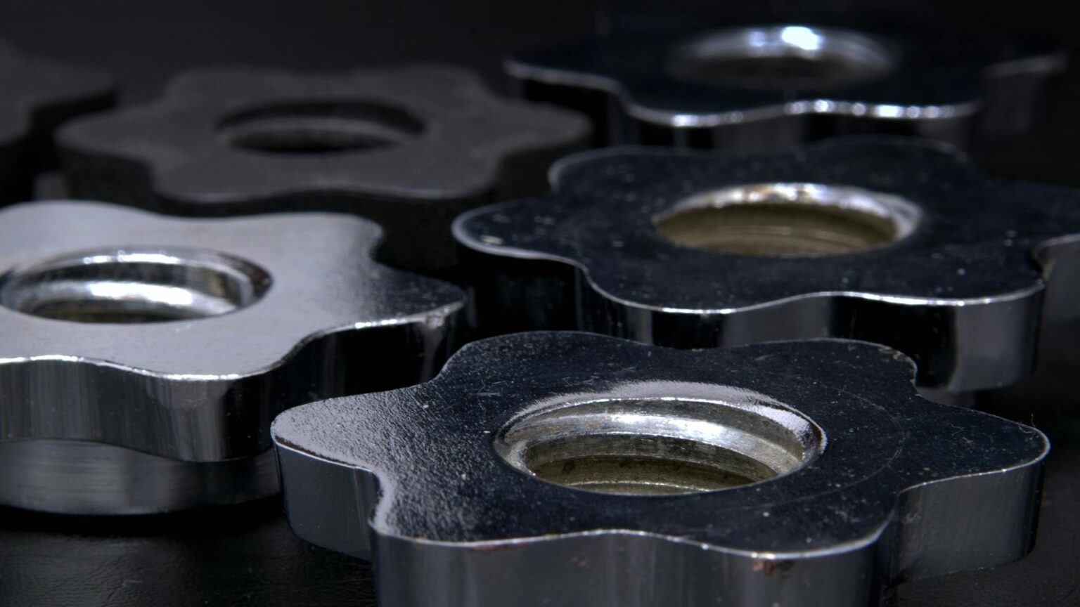 Gefräste Metallteile in Nahaufnahme.