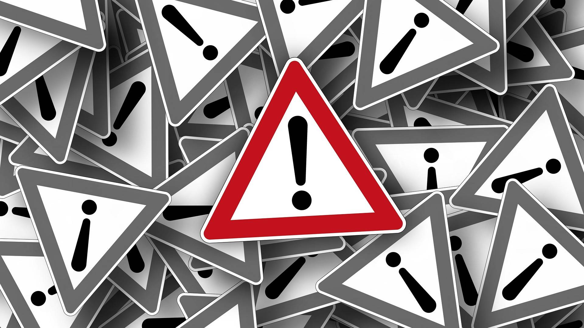 Zahlreiche dreieckige Warnschilder mit Ausrufezeichen
