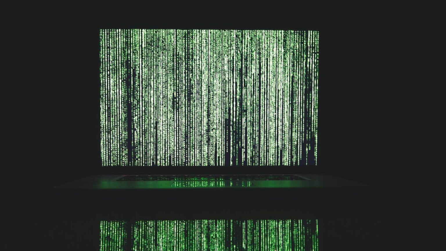 Eine Matrix aus grünen Zeichen läuft über einen Bildschirm