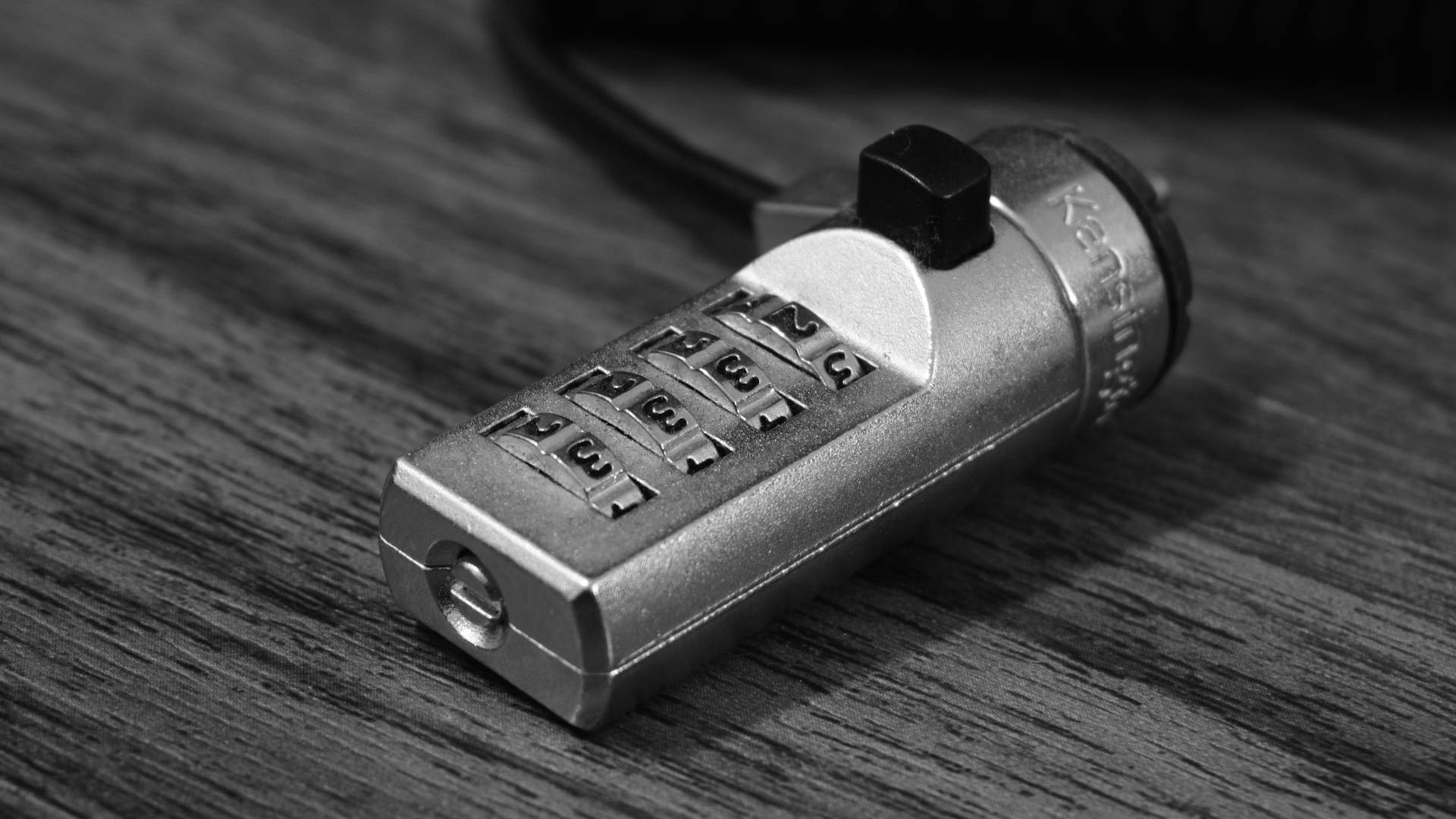 Ein Schloss mit vier Zahlenrädchen in Schwarz-Weiß