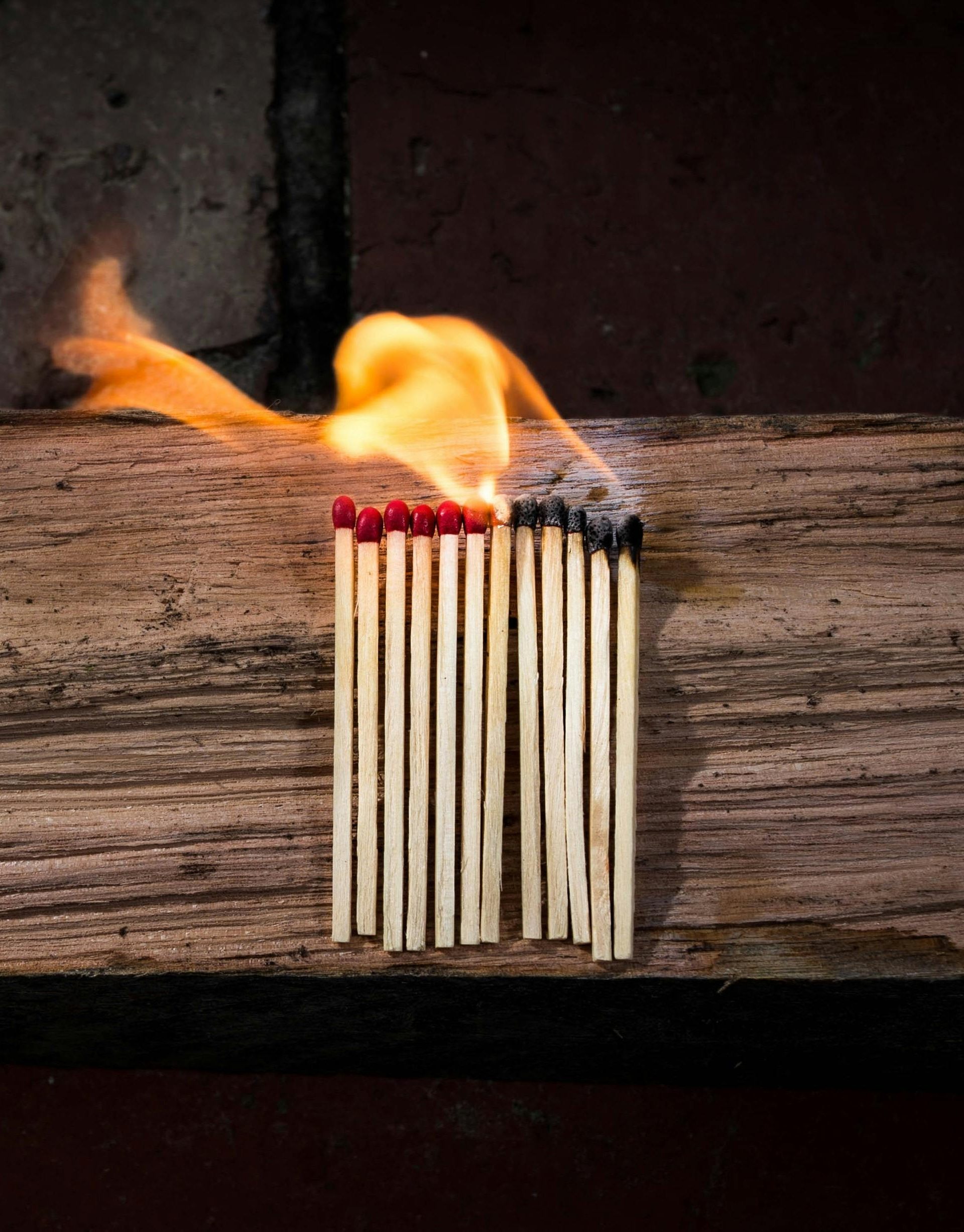 Streichhölzer beginnen zu brennen
