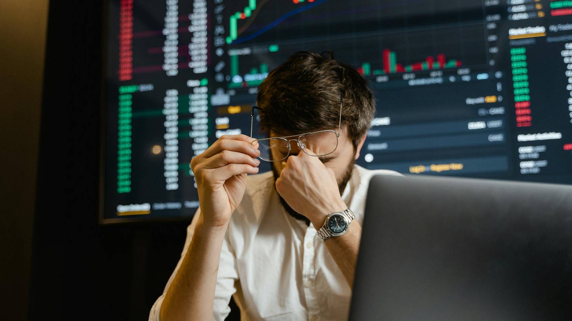 Ein Anleger ärgert sich über Aktien-Verluste beim Trading