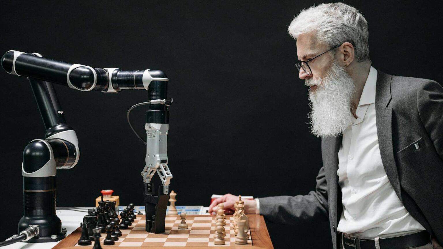Ein Mann im Anzug spielt Schach gegen einen Roboter