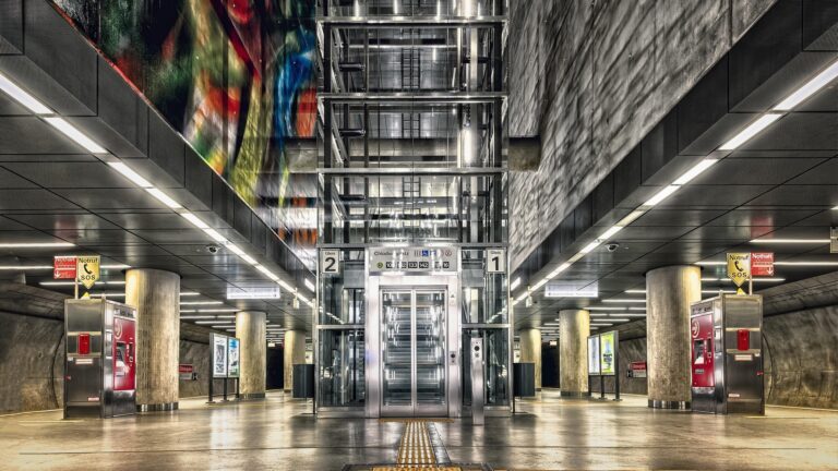 Ein Aufzug an einer U-Bahn-Station