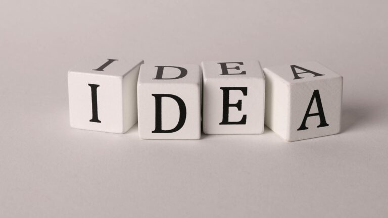 Spielklötze buchstabieren das Wort "Idea"