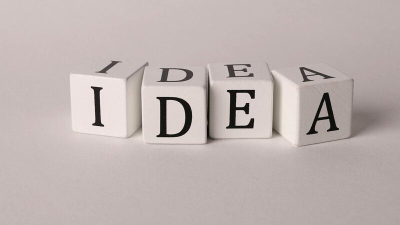 Spielklötze buchstabieren das Wort "Idea"