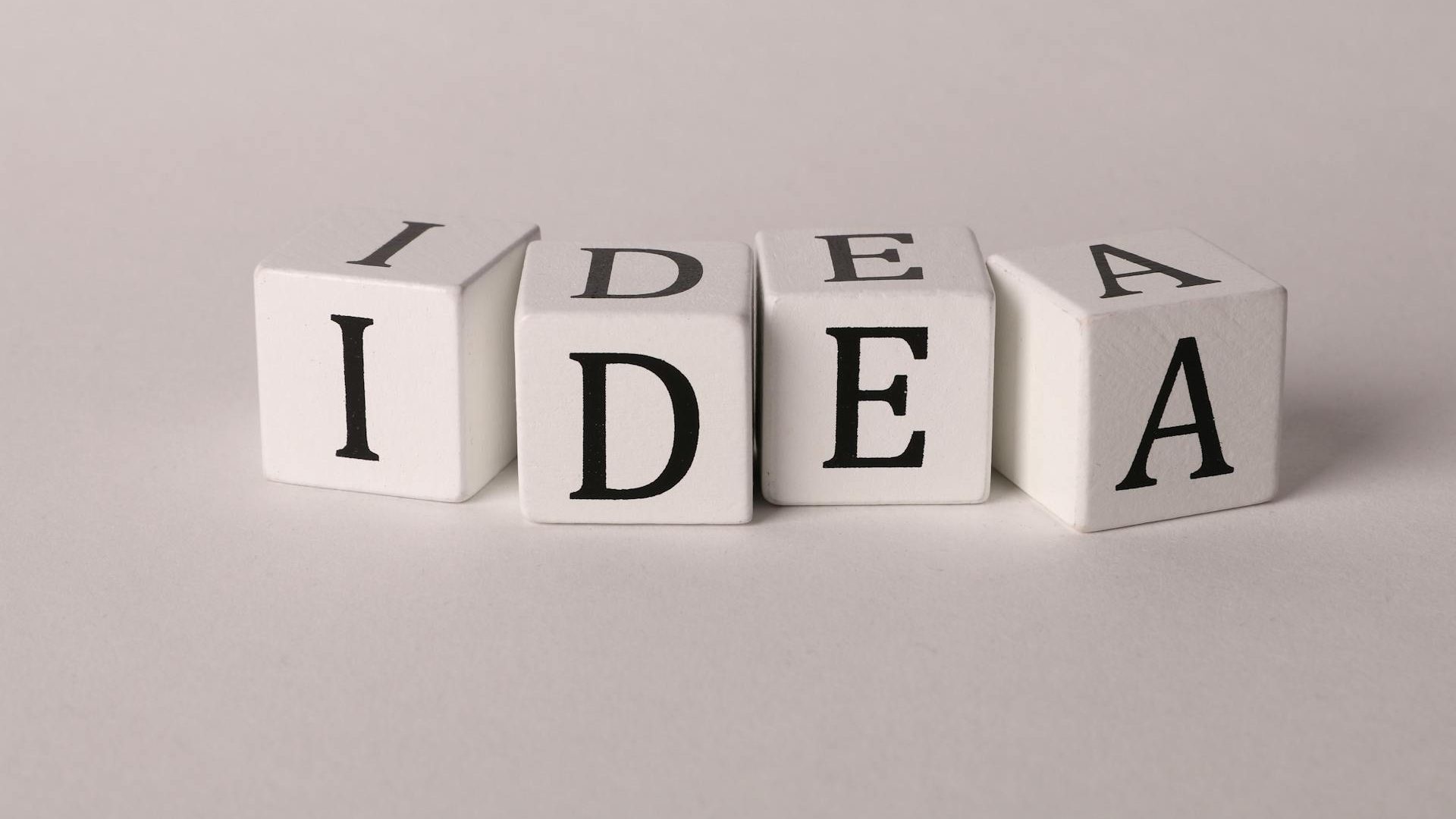 Spielklötze buchstabieren das Wort "Idea"