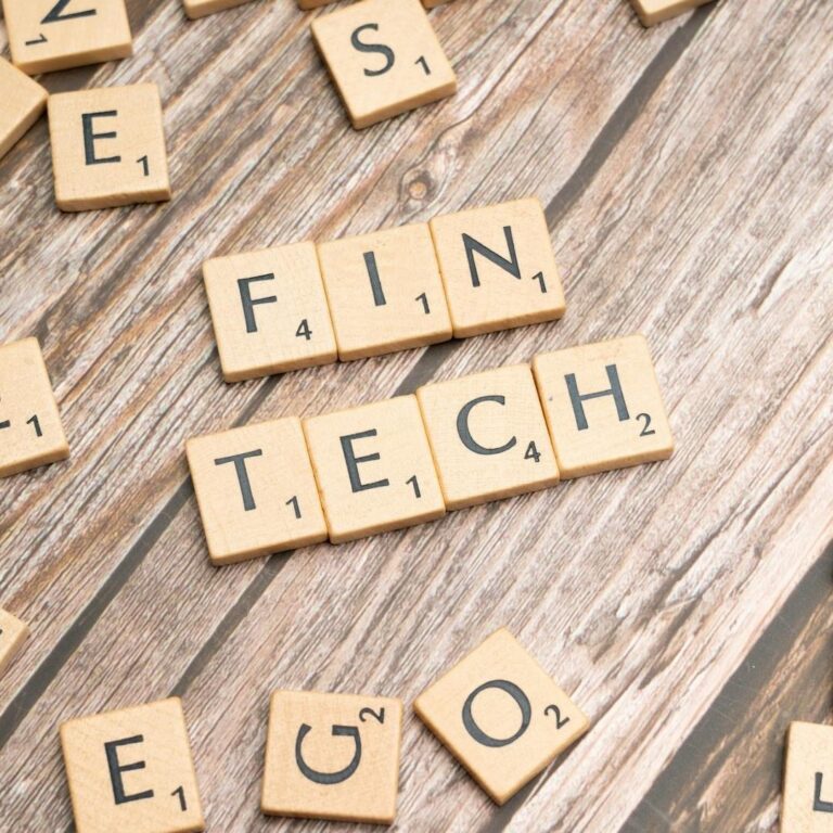 Scrabble-Plättchen buchstabieren das Wort Fintech