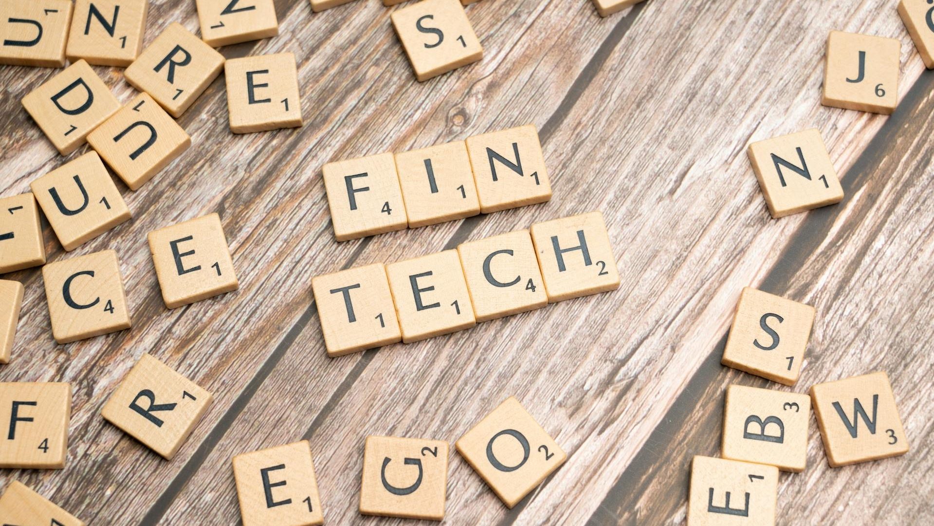 Scrabble-Plättchen buchstabieren das Wort Fintech