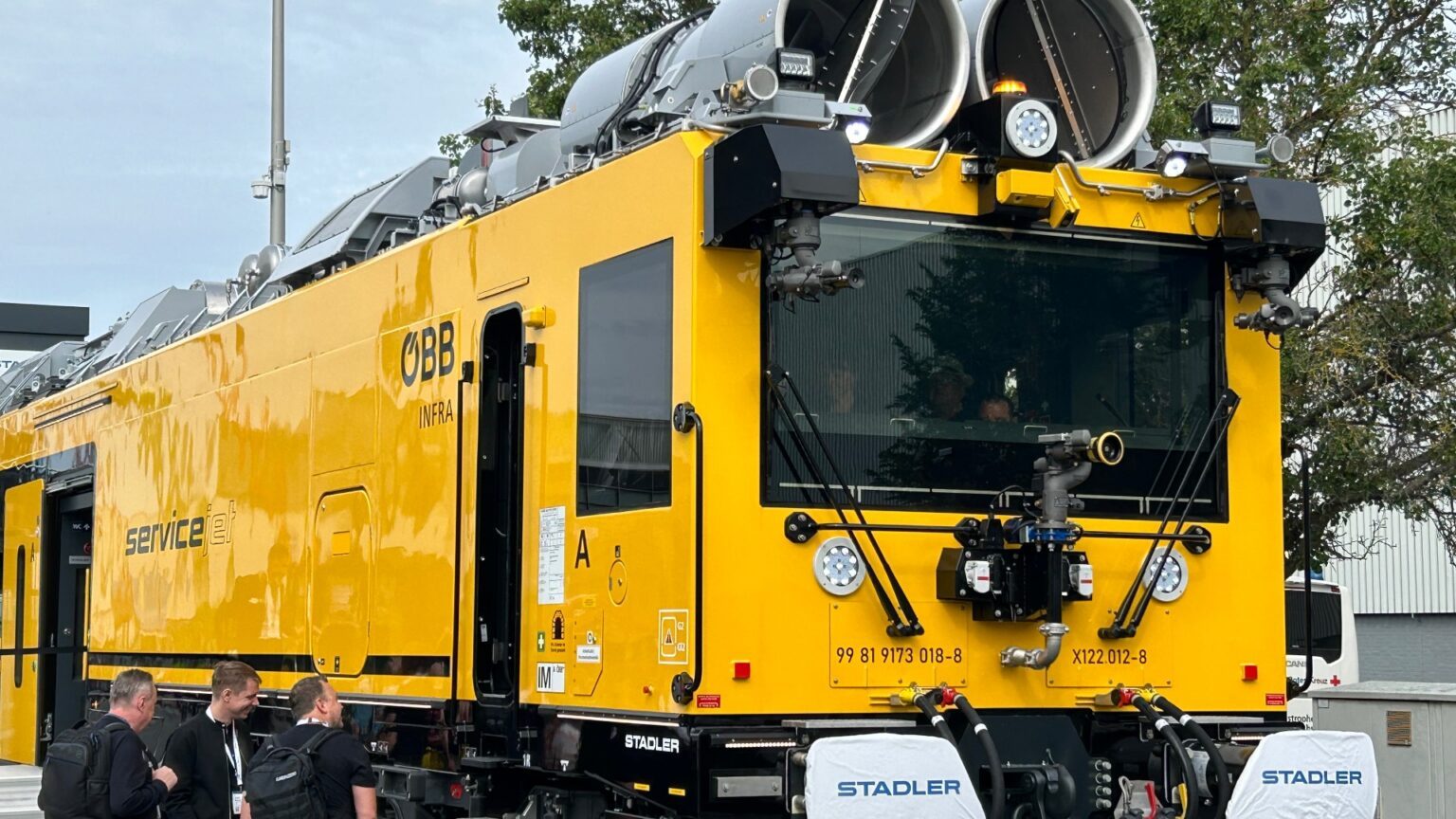 Ein Löschzug von Stadler für die Österreichische Bundesbahn